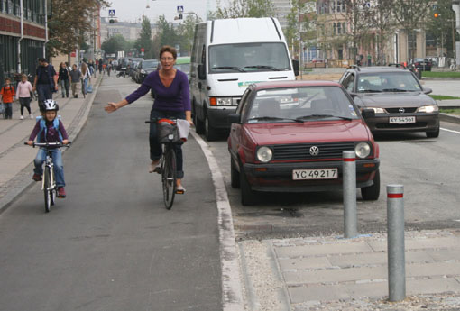 IMG_0200_bike_lane_mom_kid.jpg