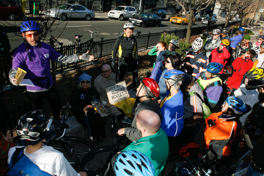 KomanoffCrowd96thParkAve_7Jan2007.jpg
