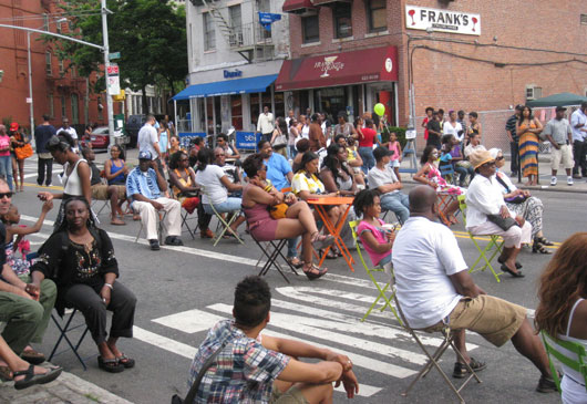 Fulton_crowd_at_fashion_show.jpg