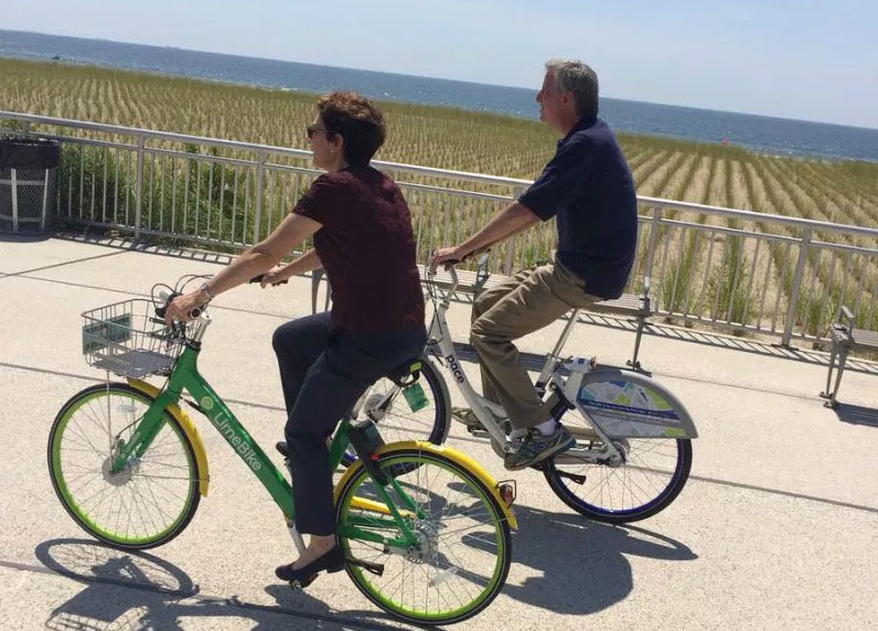 Mayor de Blasio is very rarely seen on a bike, but he certainly enjoyed this protected bike lane. Cyclists want more. Photo: Eric Phillips