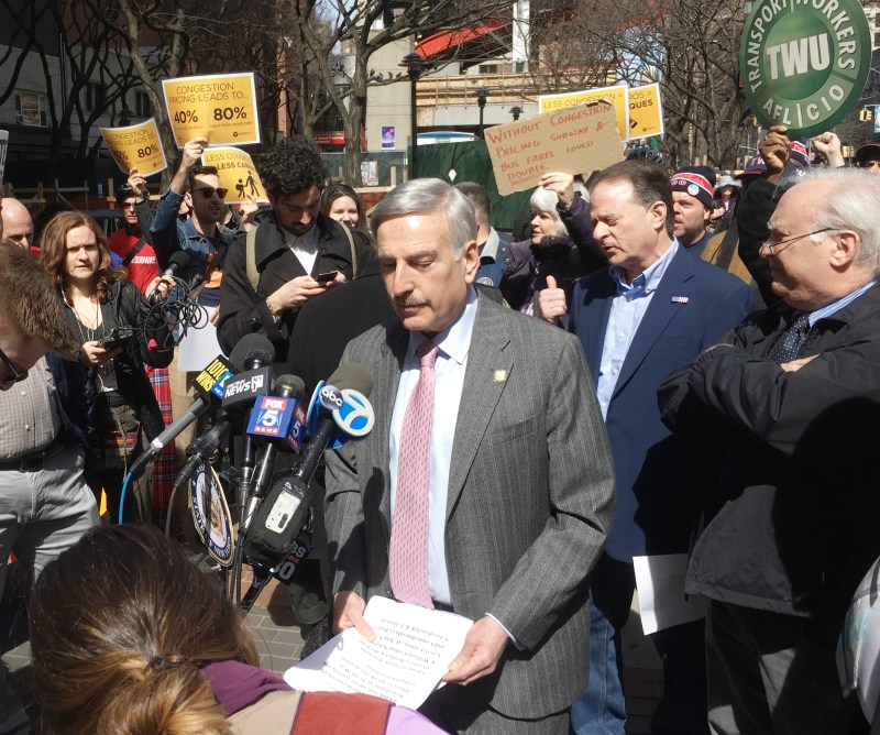 Assembly Member David Weprin had trouble sticking to his anti-congestion pricing talking points as congestion pricing and street safety advocates counter-protested his rally on Sunday. Photo: Gersh Kuntzman