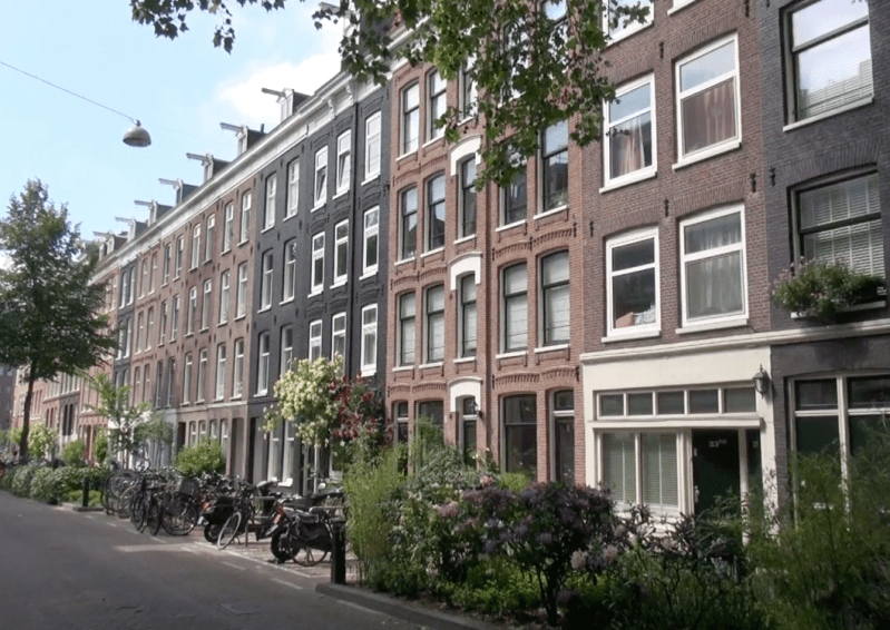 Amsterdam: This is what a city street can look like ... if you stop giving priority to the storage of cars. Photo: Clarence Eckerson Jr.