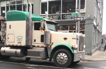 Hey, idling polluters! An army of empowered citizens is coming to report you! Above, an idling truck on Kent Avenue in Brooklyn. Photo: Lael Goodman