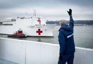 Mayor de Blasio welcomes the USNS Comfort on Monday. Photo: Michael Appleton/Mayoral Photography Office