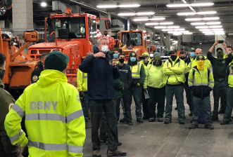 The mayor thanked sanitation workers during the snow storm. Photo: Mayor's Office