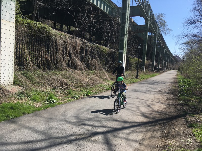 The so-called dead end path below the Hudson River Greenway south of Dyckman Street would no longer be a dead end if the city could use federal money to connect it to the existing greenway. Photo: Eve Kessler