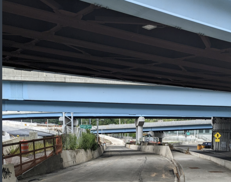The entrance to the shared-use path, formerly the entrance to the Grand Central Parkway, from Park Drive East. Photo: Yehuda Pollack